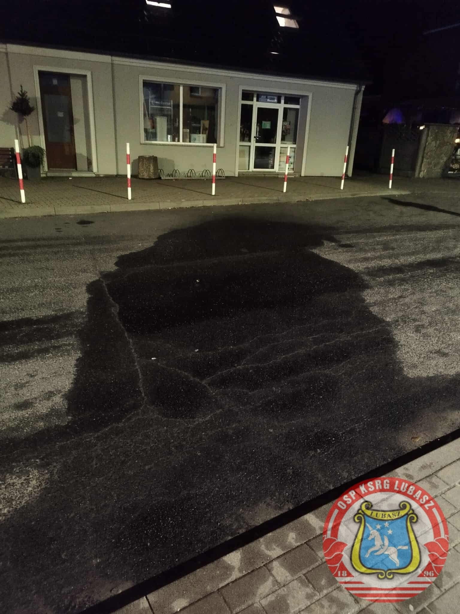 Utrudnienia w Lubaszu: Plama oleju na ul. Chrobrego przy przystanku PKS