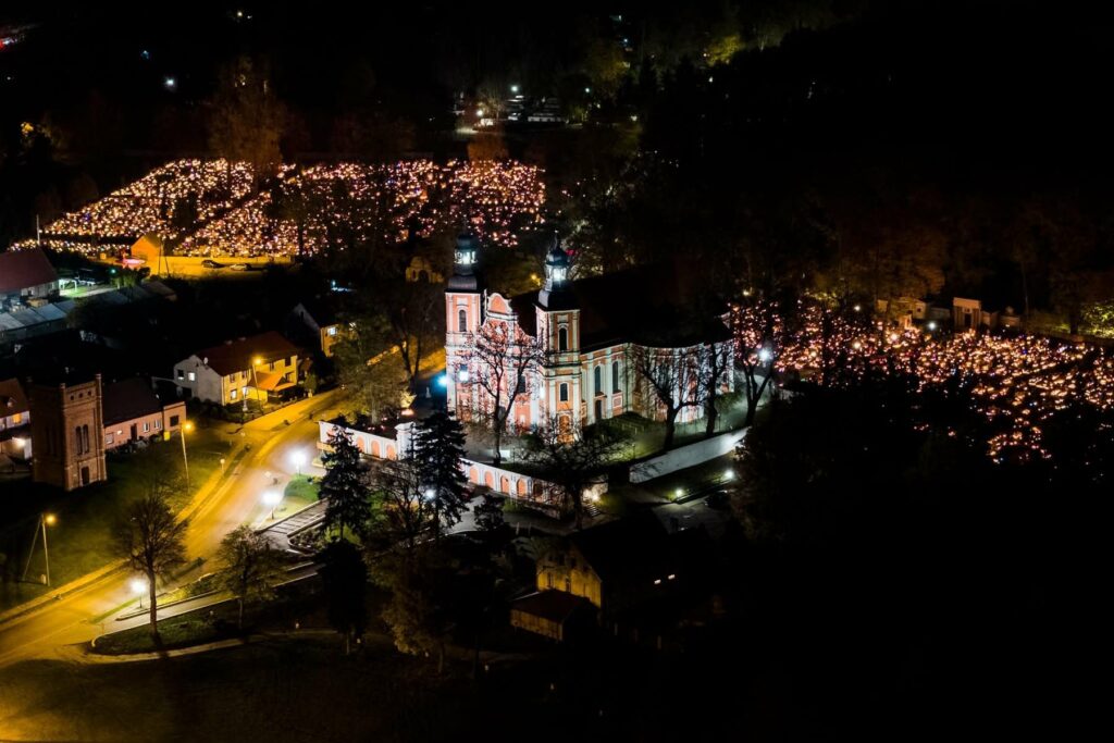 Zdjęcia światyni w Lubaszu z lotu ptaka nocą w dzień Wszystkich Świętych 2025 r.
